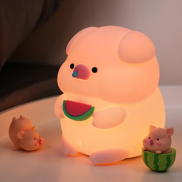 실리콘 만화 새끼 돼지 야간 조명은 어떻게 아이들의 침실 수면 분위기를 개선합니까?
